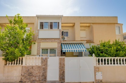 Zrekonstruovaný řadový dům se společným bazénem v Aguas Nuevas – Torrevieja