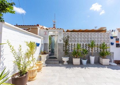 Kompletně zrekonstruovaný bungalov s terasou a bazénem – Torrevieja