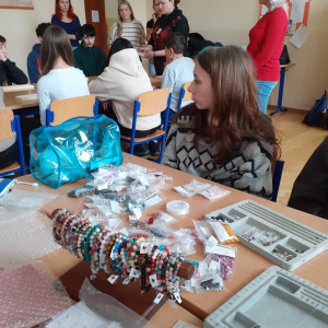 výroba náramků na ZŠ Komenského