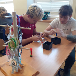 výroba náramků na ZŠ Komenského