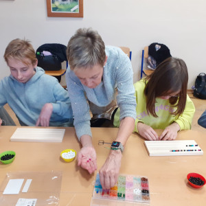 výroba náramků na ZŠ Komenského