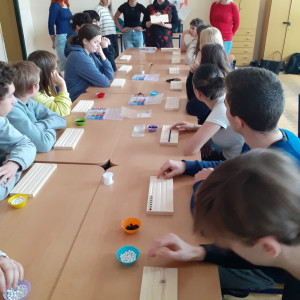 výroba náramků na ZŠ Komenského