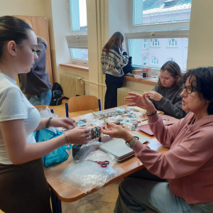 výroba náramků na ZŠ Komenského