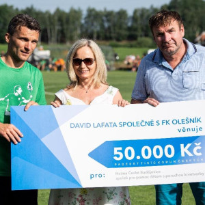 předávání daru z benefičního utkání pro Haimu ČB, jeden z prvních dobrých skutků, zorganizovaných Lafim