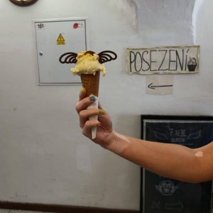 7. nebe gelateria stále pomáhá