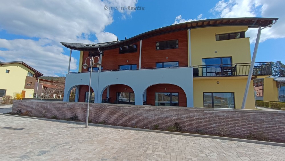 Prodej apartmánu 1+kk s terasou a výhledem na Lipno – Marina Lipno