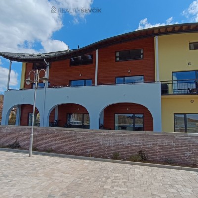 Prodej apartmánu 1+kk s terasou a výhledem na Lipno – Marina Lipno