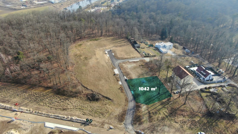 Prodej stavebního pozemku 1042 m2 v Hluboké nad Vltavou