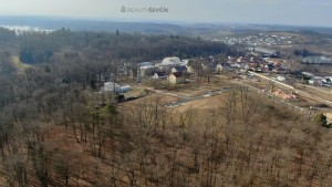 Prodej stavebního pozemku 1032 m2 v Hluboké nad Vltavou