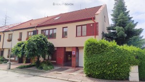 Prodej prostorného rodinného domu v centru Hluboké nad Vltavou – dvougenerační bydlení i podnikání