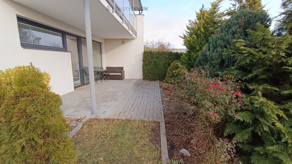Prodej bytu 2+kk se zahradou, terasa 25 m², parkování pro 2 vozy – Hluboká nad Vltavou, Ječná ulice