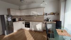 Prodej bytu 2+kk se zahradou, terasa 25 m², parkování pro 2 vozy – Hluboká nad Vltavou, Ječná ulice