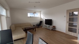 Prodej bytu 2+kk se zahradou, terasa 25 m², parkování pro 2 vozy – Hluboká nad Vltavou, Ječná ulice