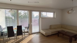Prodej bytu 2+kk se zahradou, terasa 25 m², parkování pro 2 vozy – Hluboká nad Vltavou, Ječná ulice