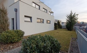 Prodej bytu 2+kk se zahradou, terasa 25 m², parkování pro 2 vozy – Hluboká nad Vltavou, Ječná ulice