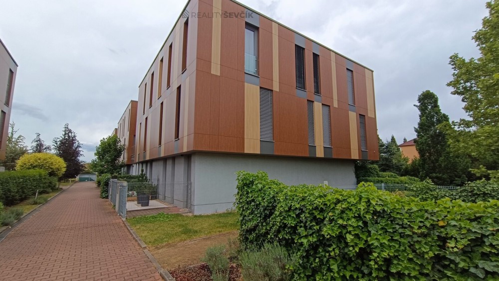 Byt 2+kk se zahradou 59 m², terasou a garážovým stáním v uzavřené Rezidenci Libuš, Praha 4