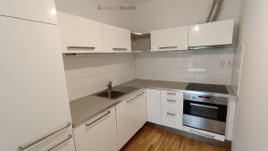 Byt 2+kk se zahradou 59 m², terasou a garážovým stáním v uzavřené Rezidenci Libuš, Praha 4