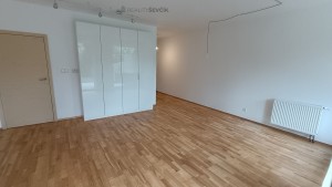 Byt 2+kk se zahradou 59 m², terasou a garážovým stáním v uzavřené Rezidenci Libuš, Praha 4