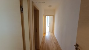 Byt 2+kk se zahradou 59 m², terasou a garážovým stáním v uzavřené Rezidenci Libuš, Praha 4