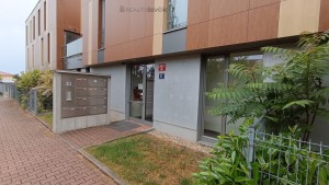 Byt 2+kk se zahradou 59 m², terasou a garážovým stáním v uzavřené Rezidenci Libuš, Praha 4