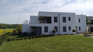 Pronájem bytu 2+kk s terasou, 51 m2 (83 m2) v Hluboké nad Vltavou