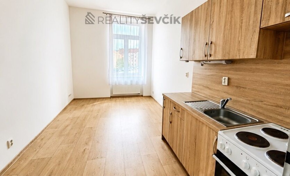 Pronájem zrekonstruovaného bytu 2+kk, 42 m², Pražská 7, České Budějovice
