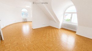 Pronájem světlého podkrovního bytu 3+kk, 90 m², Jeremiášova, České Budějovice