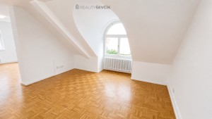 Pronájem světlého podkrovního bytu 3+kk, 90 m², Jeremiášova, České Budějovice