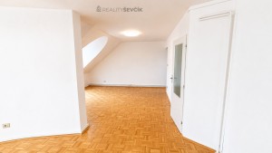Pronájem světlého podkrovního bytu 3+kk, 90 m², Jeremiášova, České Budějovice