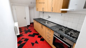Pronájem světlého podkrovního bytu 3+kk, 90 m², Jeremiášova, České Budějovice