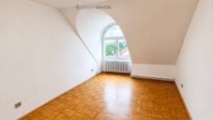 Pronájem světlého podkrovního bytu 3+kk, 90 m², Jeremiášova, České Budějovice