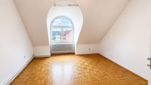 Pronájem světlého podkrovního bytu 3+kk, 90 m², Jeremiášova, České Budějovice