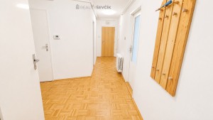 Pronájem světlého podkrovního bytu 3+kk, 90 m², Jeremiášova, České Budějovice