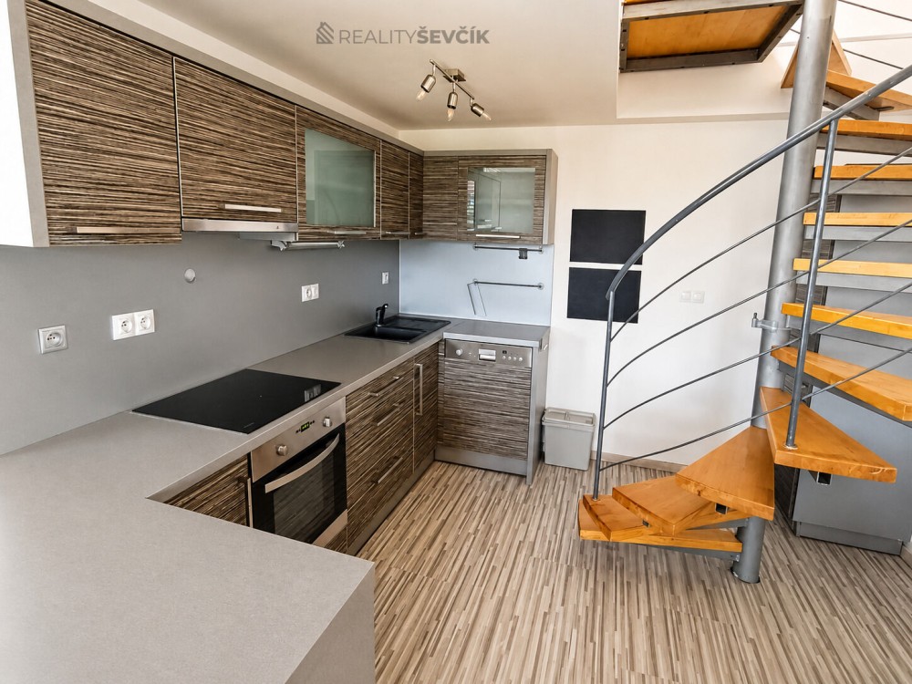 Prodej mezonetového bytu 3+kk, 93 m², terasa, garážové stání – Dobrá Voda u Č. Budějovic