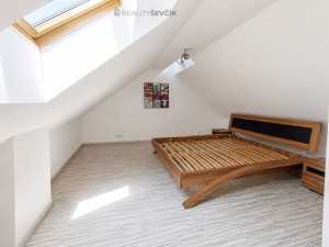 Prodej mezonetového bytu 3+kk, 93 m², terasa, garážové stání – Dobrá Voda u Č. Budějovic