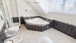 Prodej nadstandardního rodinného domu 5+1 s jídelnou, garáží, bazénem - Jabloňová, České Budějovice