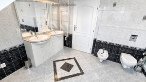 Prodej nadstandardního rodinného domu 5+1 s jídelnou, garáží, bazénem - Jabloňová, České Budějovice