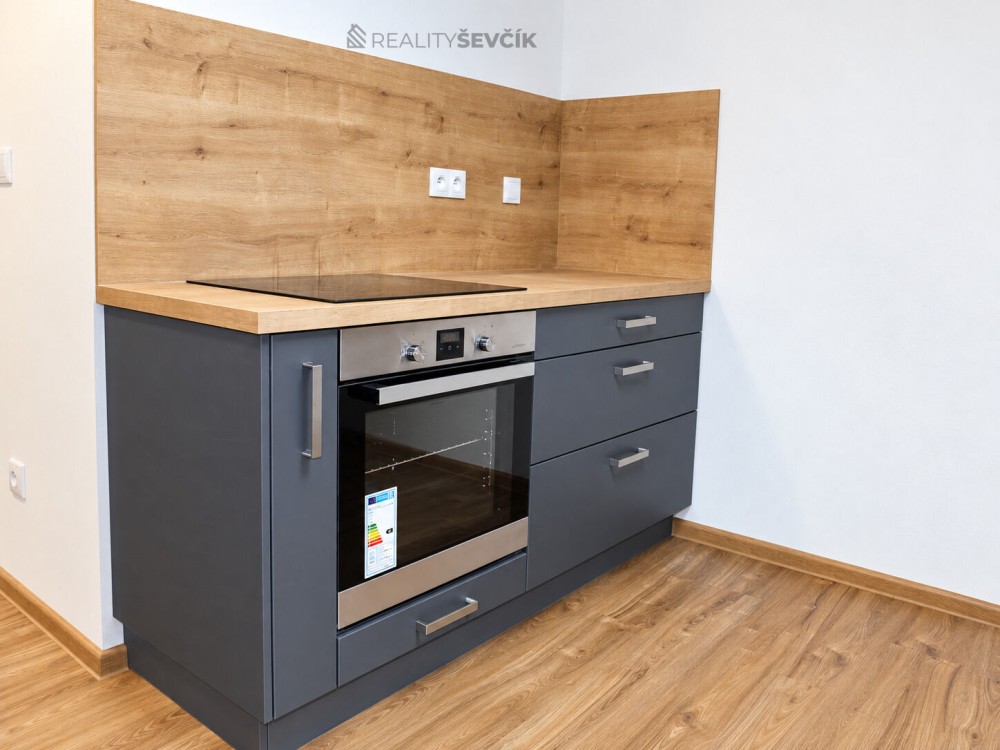 Pronájem bytu 2+kk, 60 m2 v ul. Nádražní ve Zlivi