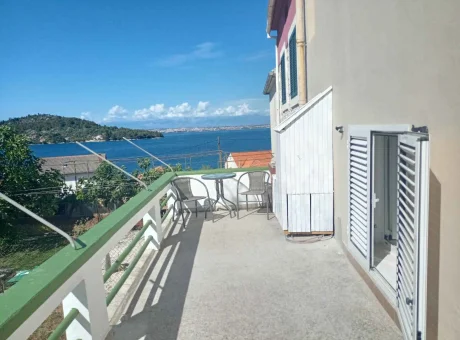 Apartmány s terasou s vyhlídkou na moře ,zahrádka | WaeFoo.com