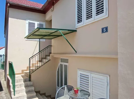 Apartmány s terasou s vyhlídkou na moře ,zahrádka | WaeFoo.com